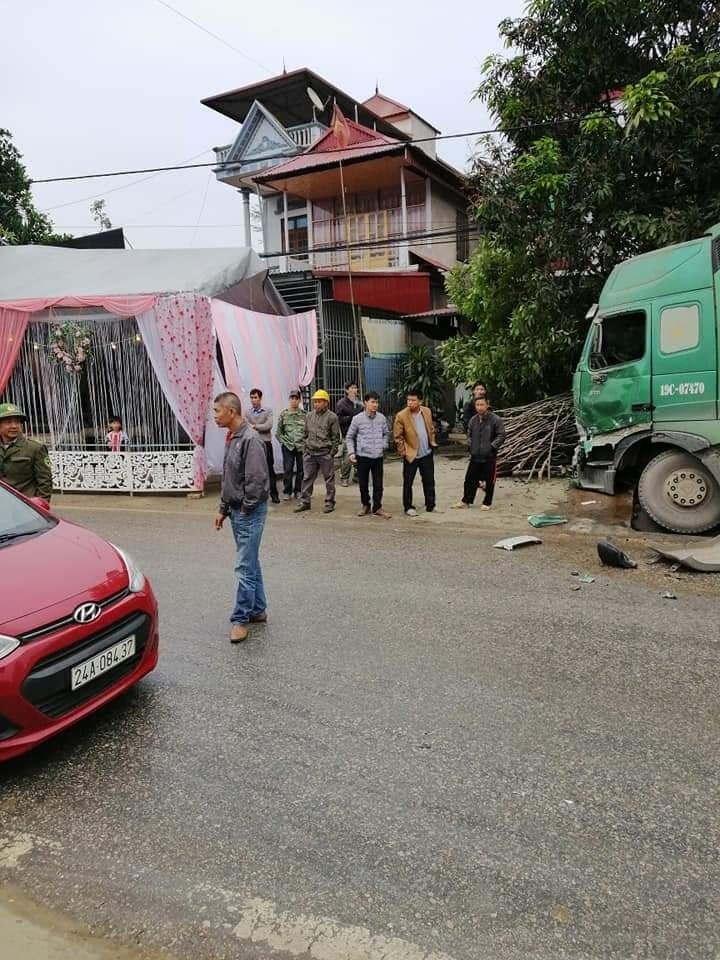 Màn tung hoa cưới nguy hiểm, cô dâu nhận rổ gạch đá-4