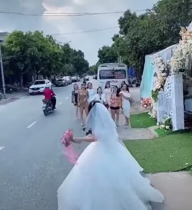 Màn tung hoa cưới nguy hiểm, cô dâu nhận rổ gạch đá-1