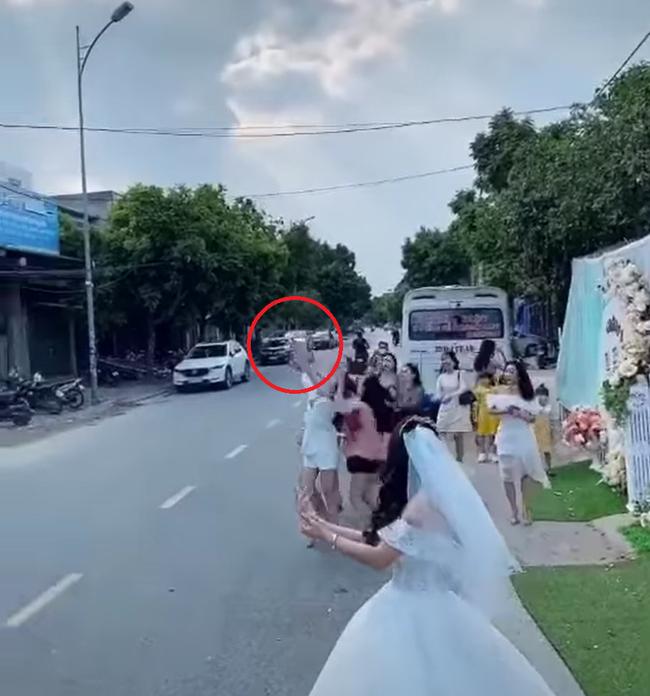 Màn tung hoa cưới nguy hiểm, cô dâu nhận rổ gạch đá-2