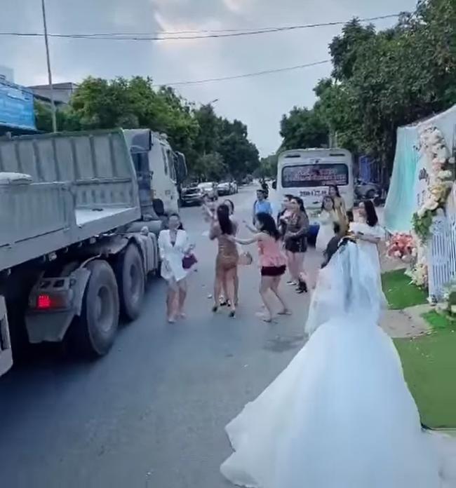 Màn tung hoa cưới nguy hiểm, cô dâu nhận rổ gạch đá-3