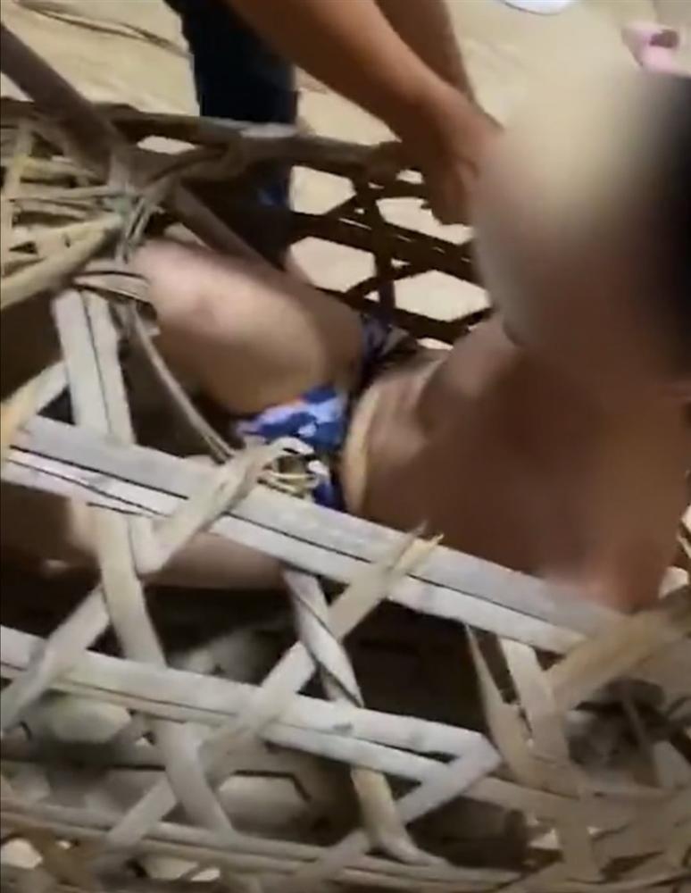 Pha đánh ghen khiến MXH choáng váng, hình phạt được đưa ra oái oăm khó ngờ-3