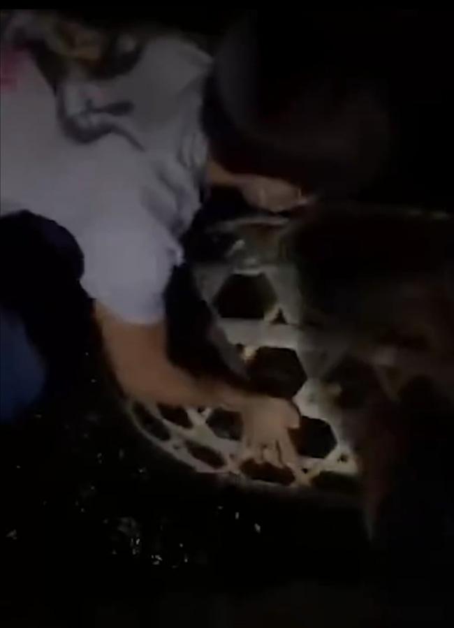 Pha đánh ghen khiến MXH choáng váng, hình phạt được đưa ra oái oăm khó ngờ-4