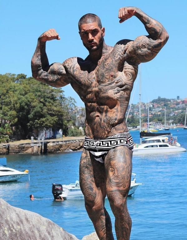 Hossein Balapour (hay còn gọi là Yakiboy, 30 tuổi) hiện sinh sống tại Sydney, Australia. Theo Daily Mercury, chàng trai tiết lộ mình là người tị nạn đến từ Trung Đông. "Tôi cao 1,95 m. Tại sao tôi không kiếm tiền bằng cơ thể mình?", anh nói trong một cuộc phỏng vấn tại Australia. Balapour hiện làm công việc người mẫu kiêm huấn luyện viên dạy đấu vật và võ nhu thuật.