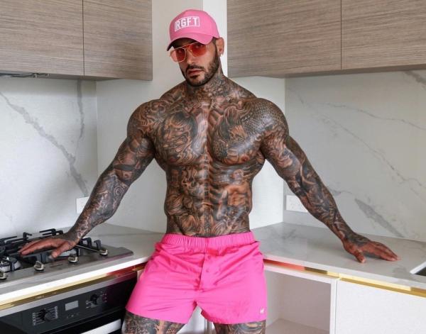 Quê hương của Hossein Balapour ở Tehran, Iran. Nhận thấy điều kiện sống ở quê nhà gặp nhiều khó khăn, chàng trai quyết định tìm đến một đất nước mới.