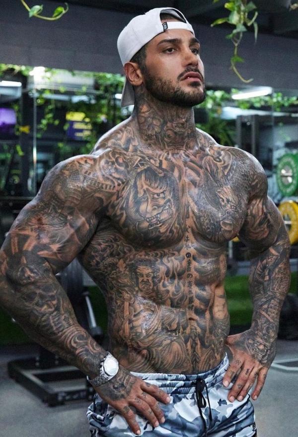 Khi đặt chân đến xứ sở kangaroo, Balapour đã tự học cách đọc, viết bằng ngôn ngữ mới khi sống tại những khu nhà dành cho khách du lịch ở Queensland.