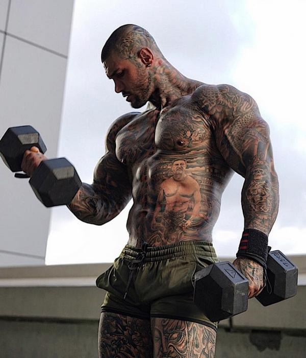 Hossein Balapour bắt đầu cuộc sống mới bằng cách lao vào tập gym. Anh dành cả ngày nâng tạ nhằm có được thân hình vạm vỡ, cơ bắp cuồn cuộn. Lợi thế hình thể giúp anh nhận được lời mời công việc từ nhiều nhãn hàng thời trang thể thao, thực phẩm chức năng.