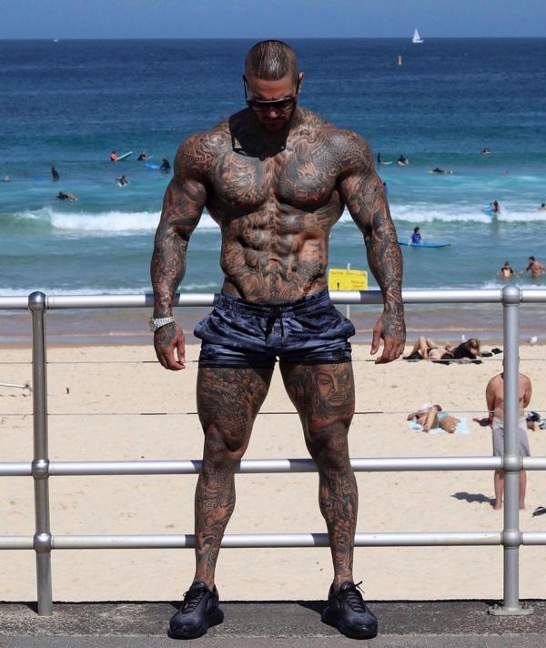 Trong vòng 4 năm, nam người mẫu bao phủ toàn bộ cơ thể bằng nhiều hình xăm khác nhau. Tác phẩm nghệ thuật có ý nghĩa nhất trên cơ thể anh là hình ảnh người cha - Farhad. Anh xem ông như người hùng đầu tiên trong cuộc sống.