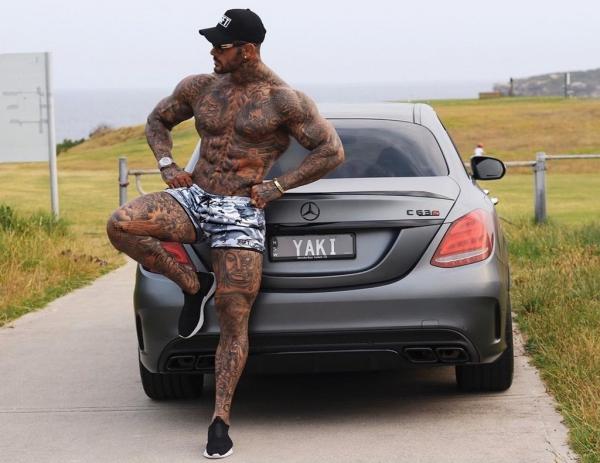 Sau một lần đăng ảnh chụp vóc dáng vạm vỡ với loạt hình xăm, Hossein Balapour trở nên nổi tiếng. Anh được trả đến 1.500 USD cho mỗi tấm ảnh đăng trên trang cá nhân.