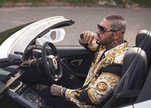 Balapour giờ đây có thể sắm nhiều loại xe hơi thể thao, quần áo hàng hiệu. Anh có sở thích sưu tầm nhẫn, vòng cổ trang sức đến từ các thương hiệu tên tuổi. Chàng trai gốc Iran từng đính vàng lên răng với giá khoảng 65.000 USD. Ngoài ra, nam người mẫu còn ưa chuộng trang phục, phụ kiện của nhà mốt Versace.