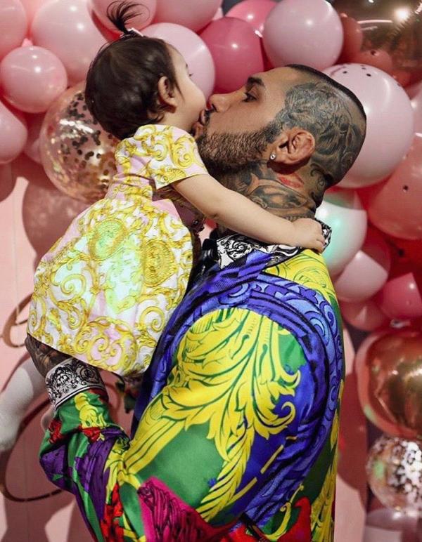 Có thân hình xăm trổ và cuộc sống sang chảnh, Hossein Balapour bị nghi ngờ là thành viên của băng nhóm tội phạm. Tuy nhiên, anh bác bỏ những tin đồn thất thiệt về mình. Nam người mẫu tiết lộ đã lập gia đình và có con. Thỉnh thoảng, anh đăng tải hình ảnh vui đùa cùng con gái trên trang cá nhân.