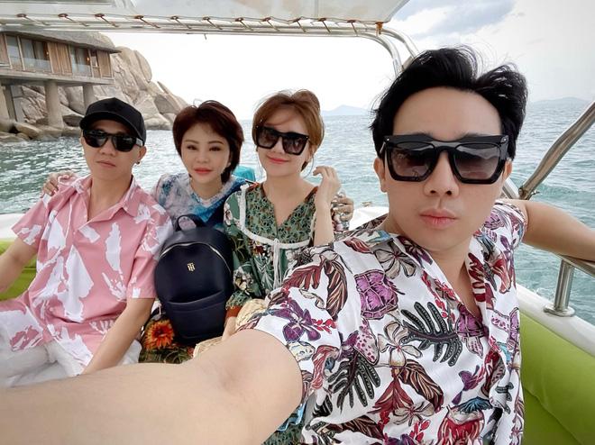 Trấn Thành khoe ảnh liên hoàn khóa môi với bà xã, biến chuyến du lịch thành nơi tung cẩu lương-3