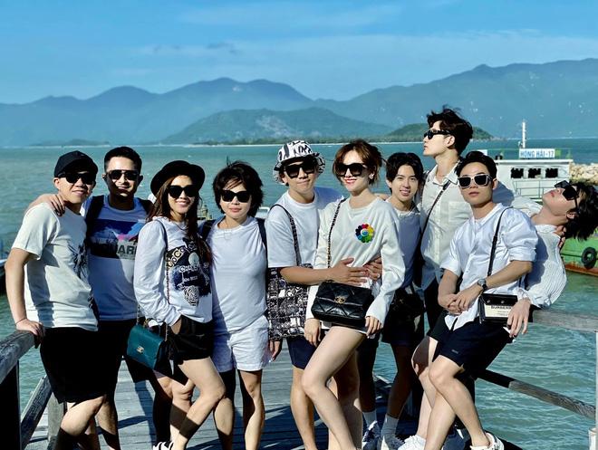 Trấn Thành khoe ảnh liên hoàn khóa môi với bà xã, biến chuyến du lịch thành nơi tung cẩu lương-5