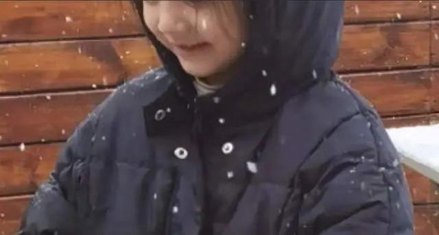 Hơn 4 tuổi đã sở hữu nhan sắc và chiều cao nổi bật, con gái Hoa hậu Thế giới Trương Tử Lâm leo top hot search-2