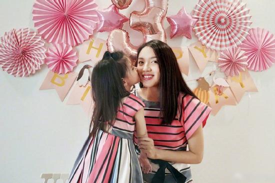 Hơn 4 tuổi đã sở hữu nhan sắc và chiều cao nổi bật, con gái Hoa hậu Thế giới Trương Tử Lâm leo top hot search