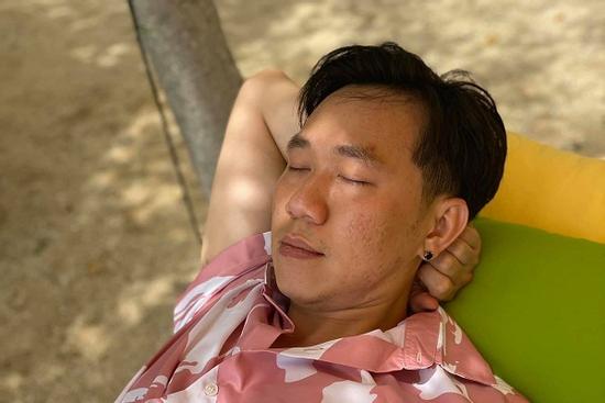 Anh Đức lộ mặt mộc đời thực khác xa dung mạo trên truyền hình