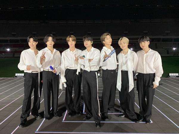 Vì sao V BTS có biệt danh chàng trai quần tím và chàng trai mic xanh-2