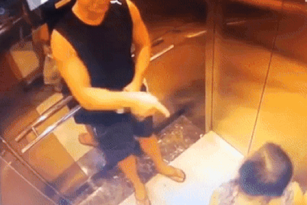 Clip: 'Gã Tây' vỗ mông phụ nữ Việt trong thang máy chung cư cao cấp TP HCM