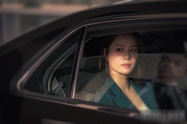 Mỹ nhân Giày Thuỷ Tinh sau 18 năm: Ác nữ đóng cảnh bỏng mắt, tuổi U50 phim vận vào đời-5