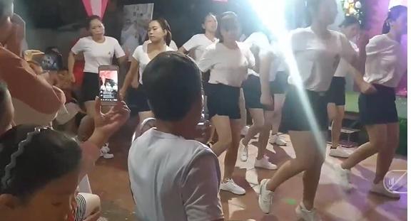 Đáng yêu hết nấc: Hội chị em chân ngắn quẩy tung nóc trong đám cưới ở Thái Bình-1