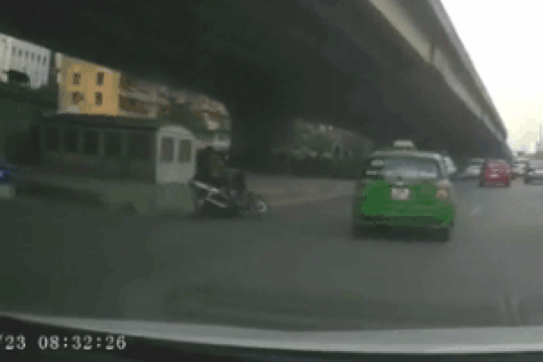 Clip: Đâm xe vào ô tô khiến bạn văng xuống đường, thanh niên lật nạn nhận ra xem rùng mình bỏ đi