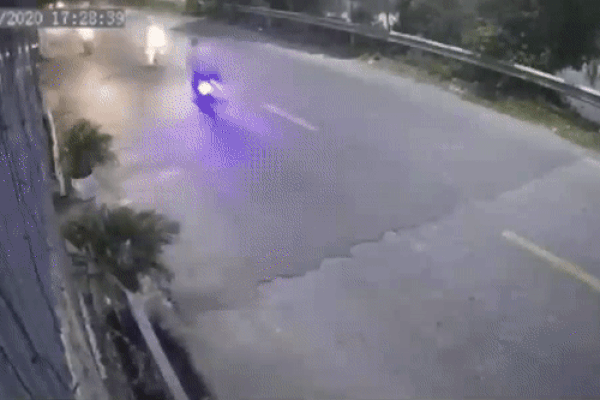 Ánh đèn mập mờ và cú đâm của 2 xe máy khiến ai nấy 'lạnh gáy'