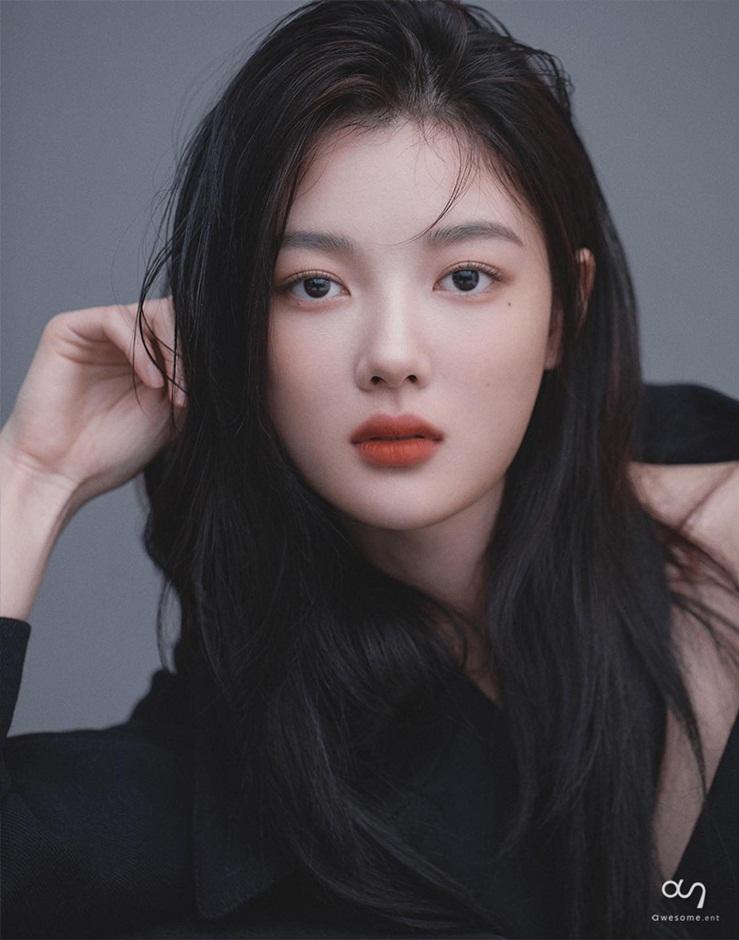 Mới đây, công ty quản lý Awesome Entertainment tung loạt ảnh mới đẹp ngỡ ngàng của Kim Yoo Jung. Trước đó, nữ diễn viên đã rời Sidus HQ sau 10 năm gắn bó để về chung công ty với Park Seo Joon, Han Ji Hye và Lee Hyun Woo.