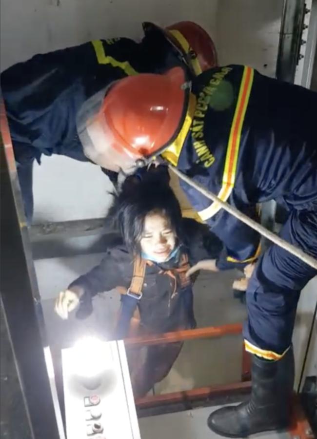 TP.HCM: Giải cứu ngoạn mục người phụ nữ bị rơi xuống giếng thang máy-1