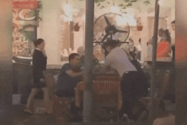 Clip: Đang ngồi nhậu cùng nhóm bạn, chị vợ đến hất đổ bàn ăn, quát chồng 'Có đi về không?'