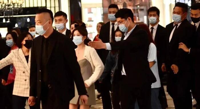 Triệu Lộ Tư bị chê lố lăng, làm trò khi mướn dàn vệ sỹ đông đảo bảo vệ dù chẳng ai vây quanh-7