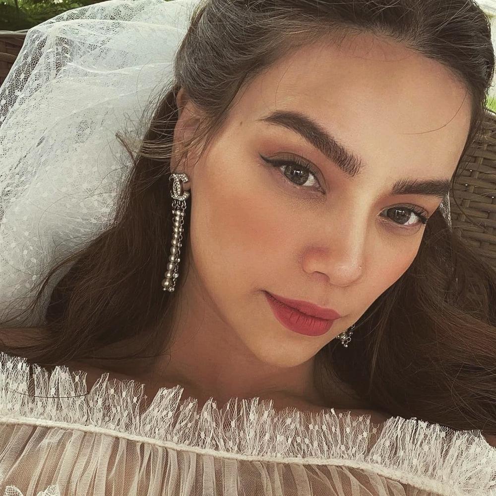 Tái xuất sau sinh: Hà Hồ diện váy cô dâu, Đàm Thu Trang mặc đầm trắng chặt chém không kém-1