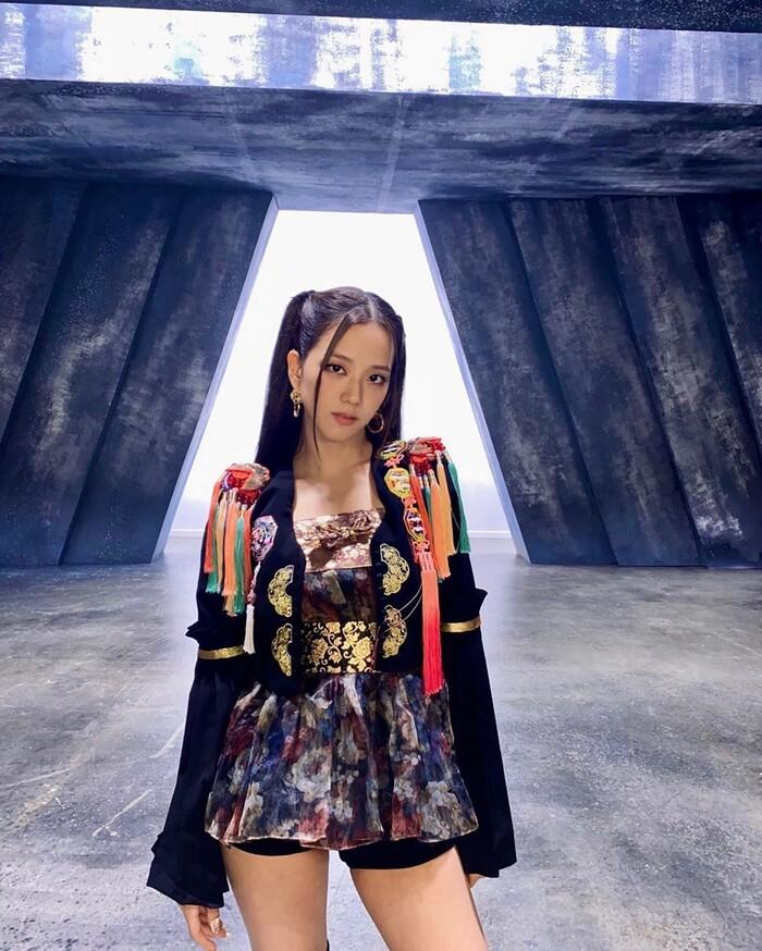 BlackPink diện Hanbok cách tân được khen ngợi, thí sinh Hoa hậu Hàn Quốc bị chê hở ngực phản cảm-2