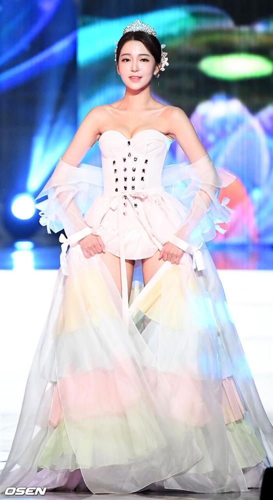 BlackPink diện Hanbok cách tân được khen ngợi, thí sinh Hoa hậu Hàn Quốc bị chê hở ngực phản cảm-5