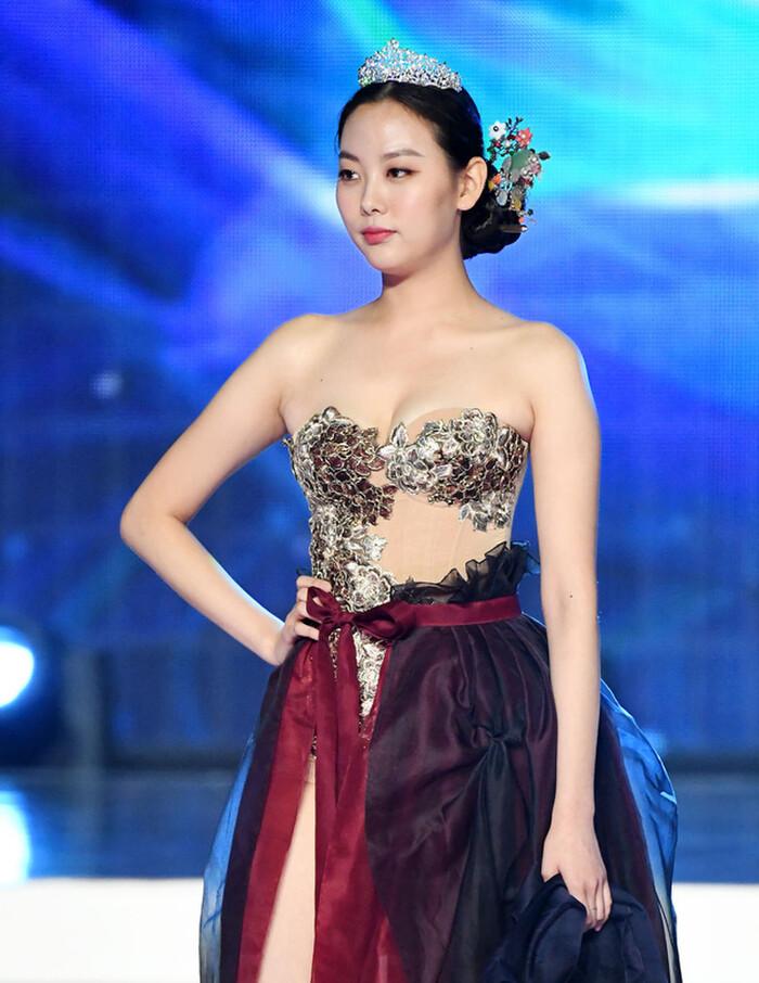 BlackPink diện Hanbok cách tân được khen ngợi, thí sinh Hoa hậu Hàn Quốc bị chê hở ngực phản cảm-7