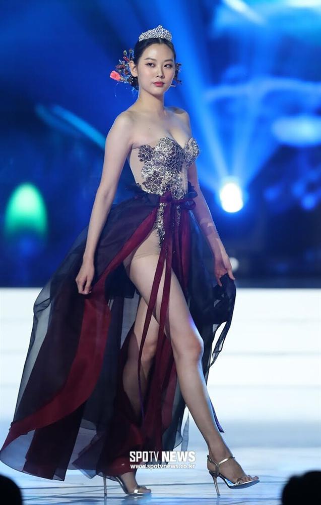 BlackPink diện Hanbok cách tân được khen ngợi, thí sinh Hoa hậu Hàn Quốc bị chê hở ngực phản cảm-8