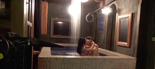 Nếu như trên phim, Angela Phương Trinh và bạn diễn Rocker Nguyễn trong "Glee" phiên bản Việt đóng rất tình thì trên phim trường lại hoàn toàn khác biệt.