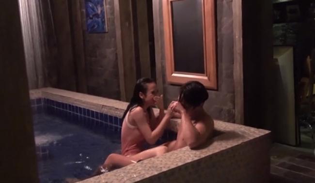 Cả hai hết cười lại la oai oái vì phải quay ở bồn nước lạnh giữa đêm. Trên phim là bồn nước nóng nhưng ngoài đời, hai diễn viên phải đóng cảnh tình cảm ở dưới nước lạnh.