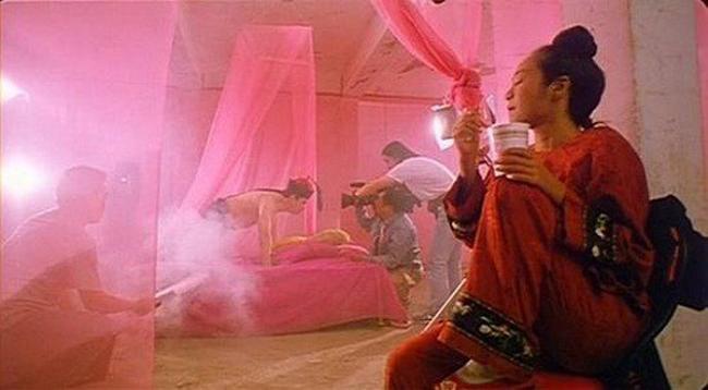 Với phim Hoa ngữ, cảnh nóng cũng được tiết lộ hậu trường cười "chảy nước mắt". Trong khi bạn diễn nam phải hì hục đóng cảnh nóng một mình thì nữ diễn viên ung dung ngồi ăn mỳ. Vậy nhưng trên phim, cảnh hiện lên rất nồng nhiệt.