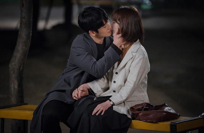 Jung Hae In và Han Ji Min trong “One Spring Night” có cảnh quay lãng mạn ở ghế đá.