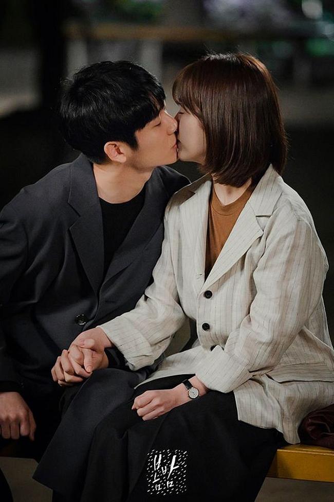 Cặp đôi trao nhau nụ hôn khi vượt qua rào cản để một ông bố trẻ đơn thân với cô thủ thư có thể tới với nhau.