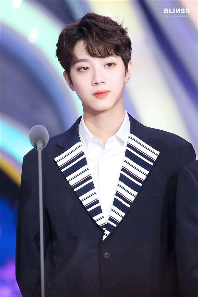 Người hâm mộ quay lưng, bóc loạt phốt của mỹ nam 19 tuổi xứ Trung-1