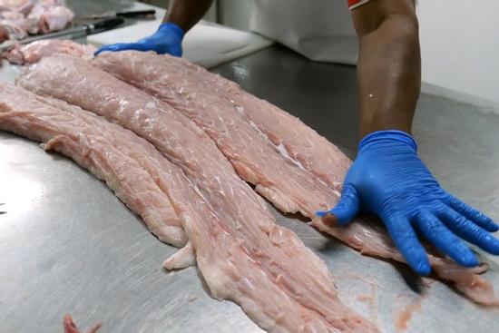 Đầu bếp đường phố xẻ thịt cá sấu làm cà ri