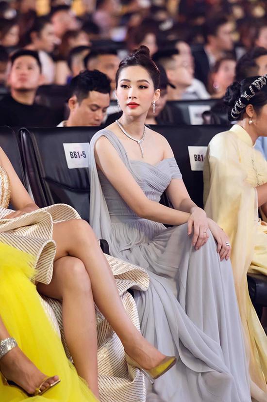 Là một trong những ngôi sao xuất hiện muộn nhất, khi chương trình thảm đỏ đã kết thúc nhưng Đặng Thu Thảo vẫn gây chú ý khi là khách mời hàng ghế đầu tại đêm chung kết Hoa hậu Việt Nam 2020 hôm 20/11.