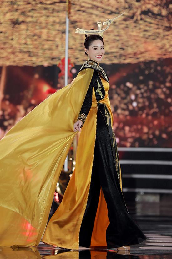 Trong đêm chung kết Hoa hậu Việt Nam 2020, Đặng Thu Thảo còn thể hiện khả năng catwalk, trình diễn áo dài cùng các thí sinh của cuộc thi.