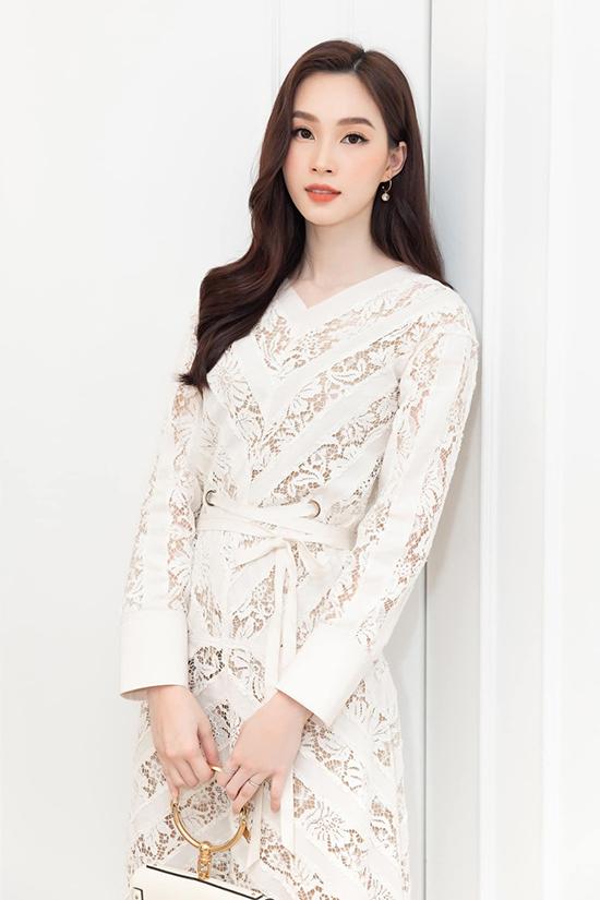 Trong những lần hiếm hoi dự sự kiện, cô luôn chọn trang phục kín đáo, thanh lịch.