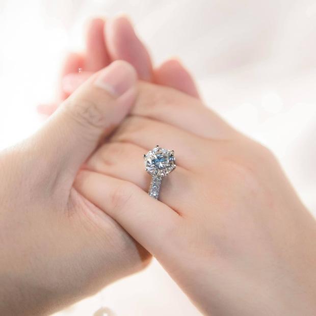 Ý nghĩa chiếc nhẫn kim cương to vật vã Phan Thành mang đi hỏi vợ hôm qua-2
