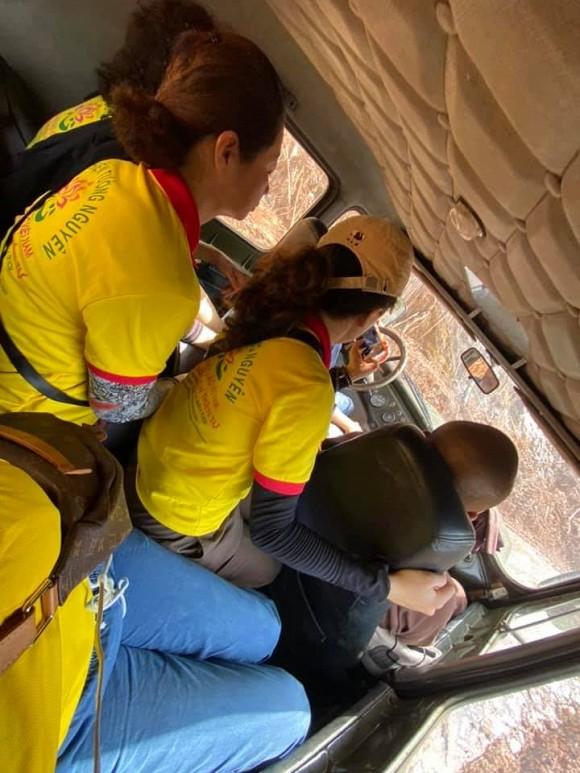 Trang Trần gặp hành trình từ thiện bão táp: Xe vỡ kính, tưởng lao xuống vực-1