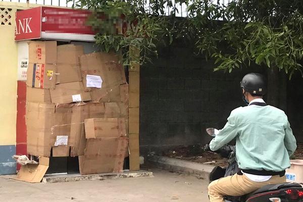 Người đàn ông đập nát trụ ATM vì không nhả tiền, tài khoản vẫn bị trừ hết sạch-3