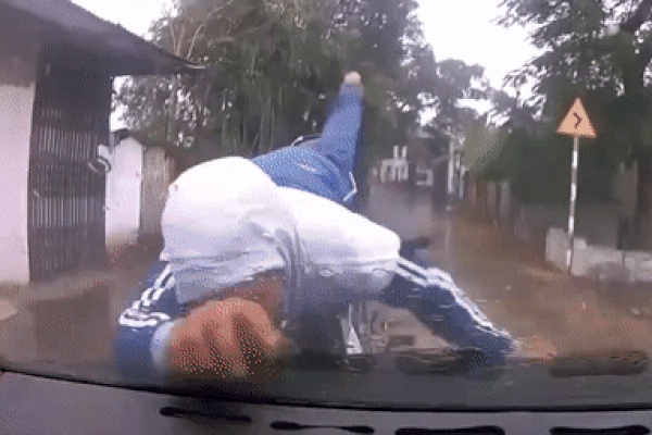 Clip: Dính chặt vào đuôi ô tô, xe máy bị kéo lê khắp phố-1