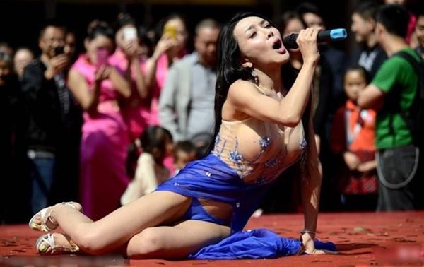 Nữ chính phim 18+ bị cấm chiếu vĩnh viễn: Hẹn hò xã hội đen, khoe thân hút sự chú ý-9