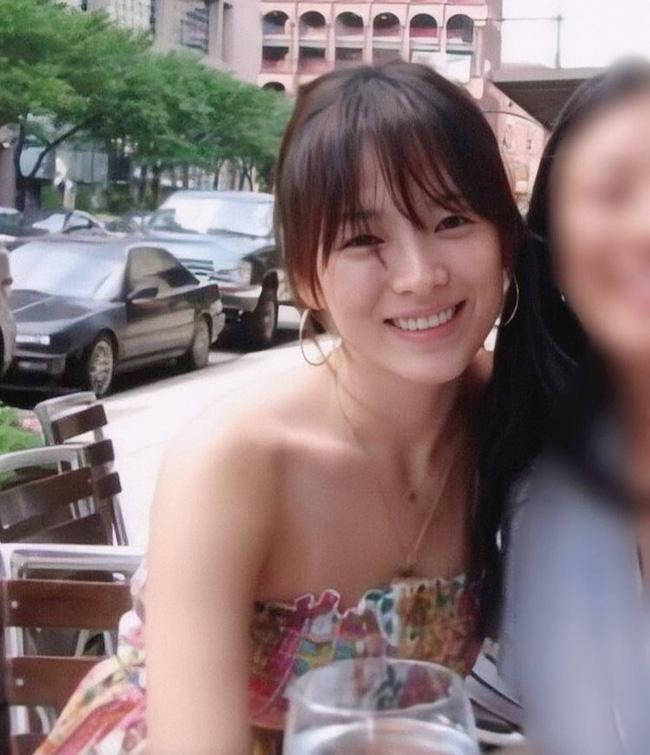 Ảnh diện váy quây, mặt mộc của Song Hye Kyo trở thành chủ đề bàn tán: Lý do khiến Hyun Bin, Song Joong Ki say đắm-2